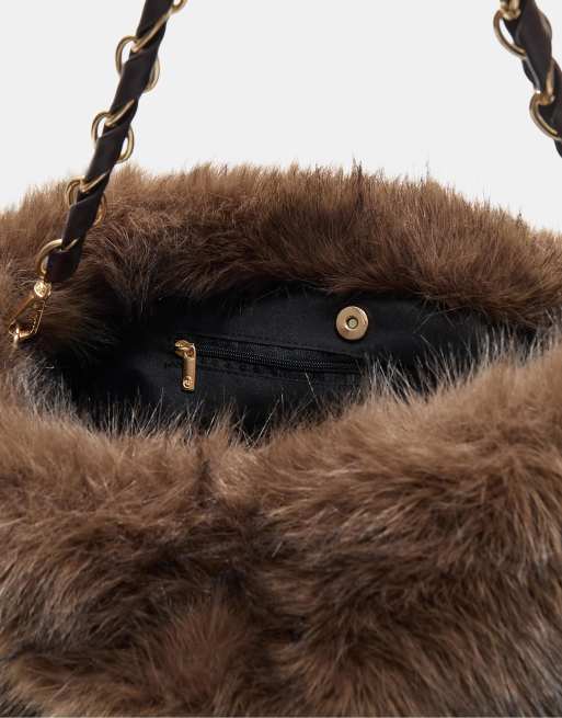 Stradivarius – Beuteltasche aus Kunstpelz in Braun mit Kettenriemen, 3 von 4