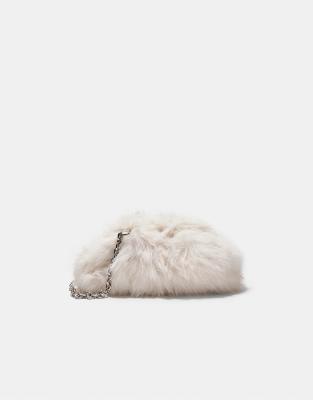 Stradivarius - Beuteltasche aus Kunstpelz in Ecru mit Kettenriemen-Weiß