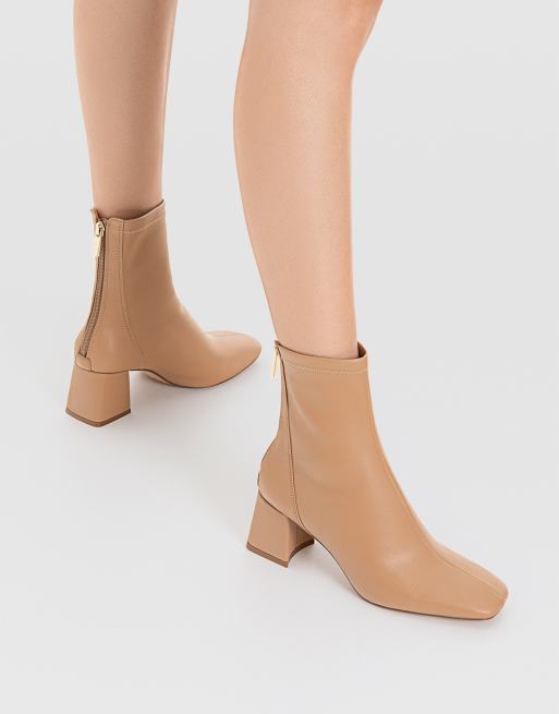 Stradivarius – Beżowe botki na średnim obcasie z przeszyciami