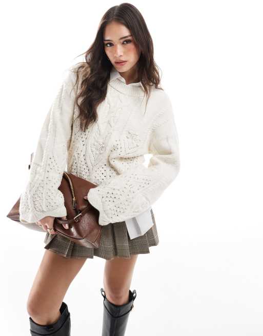 Stradivarius – Beżowy sweter z haftowanym wzorem