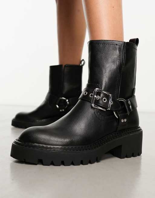 Stradivarius Biker Boots mit Schnallendetail in Schwarz