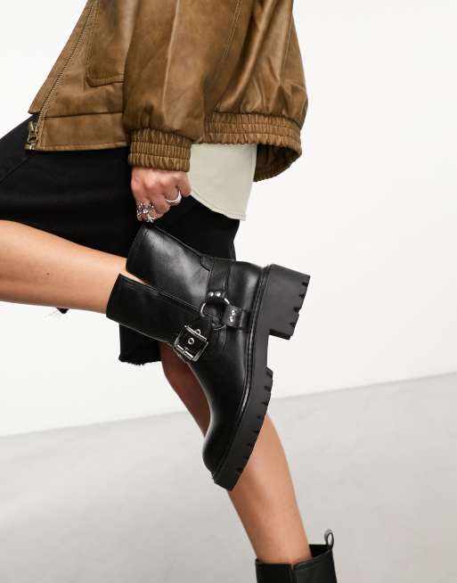 Stradivarius Biker Boots mit Schnallendetail in Schwarz ASOS