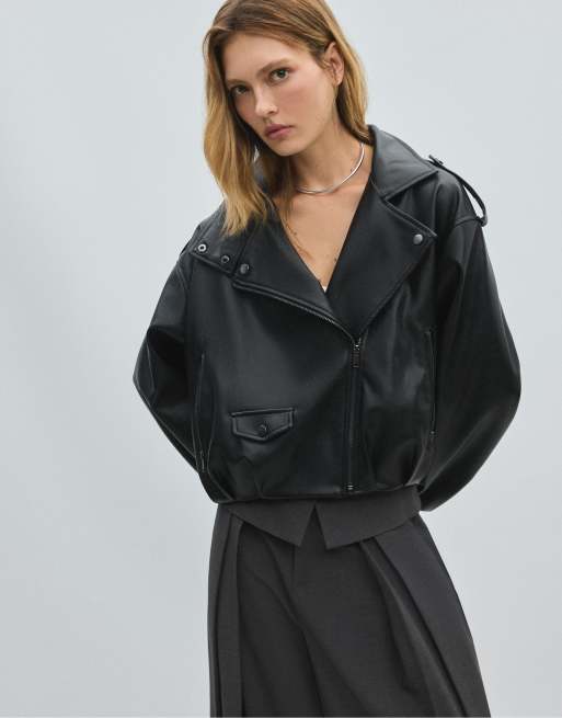 Stradivarius bikerjacka i läderimitation med ballongärmar i svart, 2 av 7
