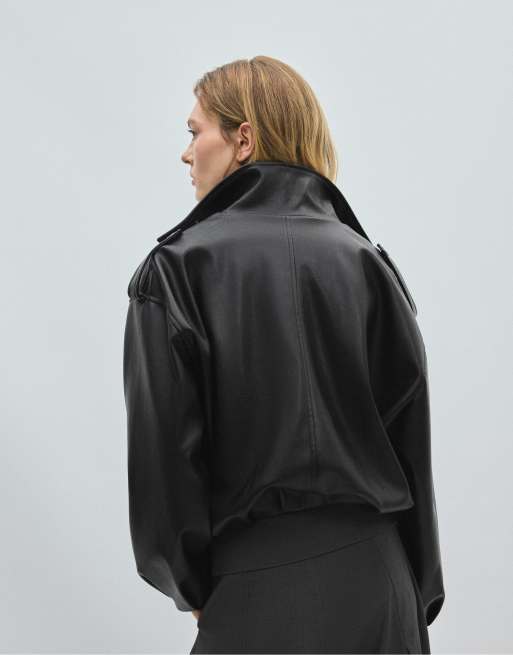 Stradivarius bikerjakke i læderlook med ballonærmer i sort, 3 af 7