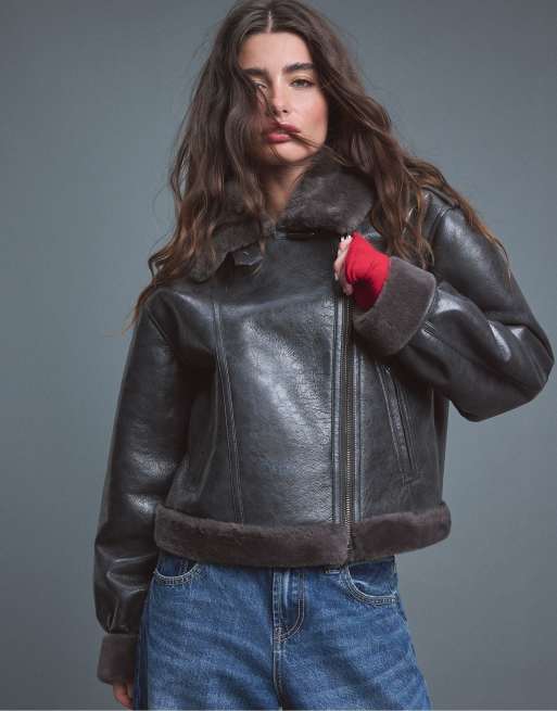 Stradivarius bikerjakke i læderlook med dobbeltsidet finish i mørkegrå, 2 af 7