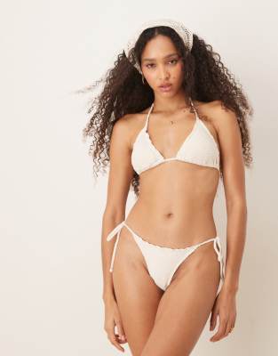 Stradivarius - Bikinioberteil mit Häkel-Design in Weiß