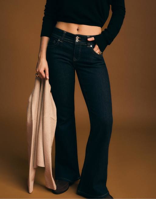 Stradivarius – Blå, tvättade jeans med låg midja, klockade ben och två metallknappar, 2 av 4