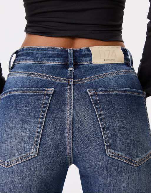 Stradivarius – Blåtvättade, utsvängda jeans med smal passform, 4 av 4