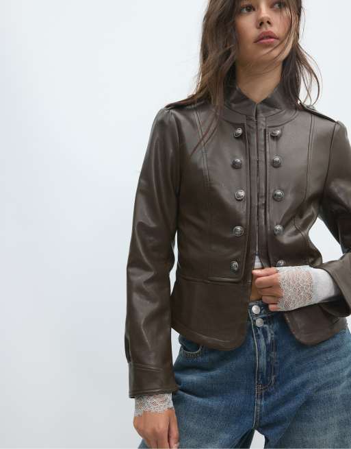 Stradivarius blazer i læderlook med graverede knapper i khaki, 2 af 7