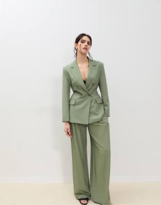 Stradivarius - Blazer in Khaki mit Gürtel-Grün