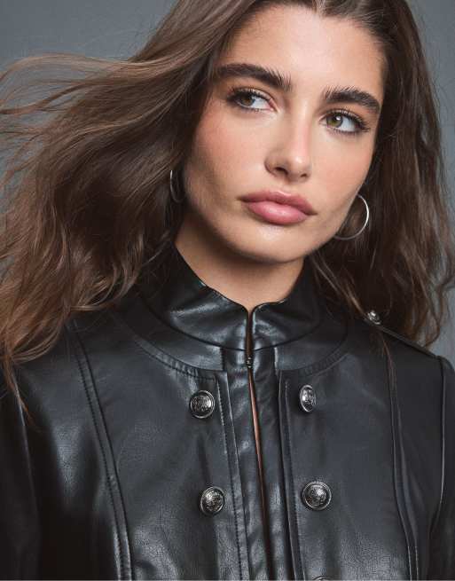 Stradivarius Blazer in Lederoptik mit gravierten Knöpfen in Schwarz, 4 von 7