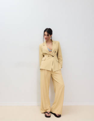 Stradivarius - Blazer in Pastellgelb mit Gürtel