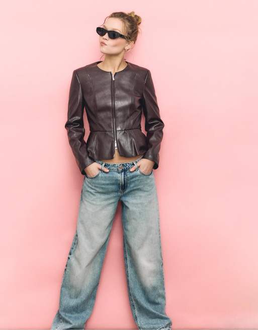 Stradivarius - Blazer peplo senza colletto effetto pelle marrone, 2 di 4