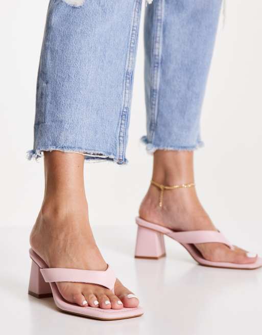 Stradivarius – Blekrosa klacksandaler med öppen häl och tårem