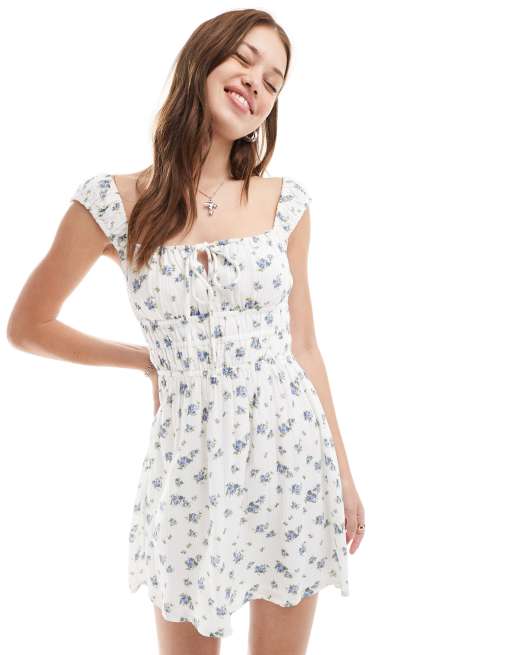Stradivarius – Blommig miniklänning i milkmaid-modell