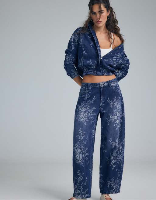 Stradivarius – Mellanblått set med barreljeans och blommig jacka i jacquard, 2 av 3