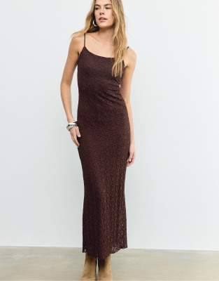 Stradivarius - Blonde - Träger-Midikleid aus Spitze in Braun-Brown