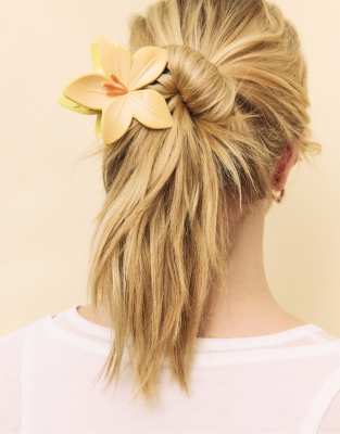 Stradivarius - Blumen-Haarklammer in Gold-Gelb