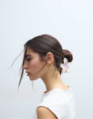 Stradivarius - Blumen-Haarklammer in Pastellrosa