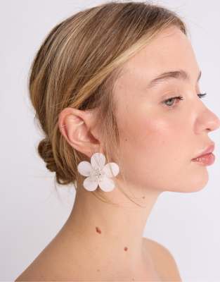 Stradivarius - Blumen-Ohrringe in weißer Perlmutt-Optik