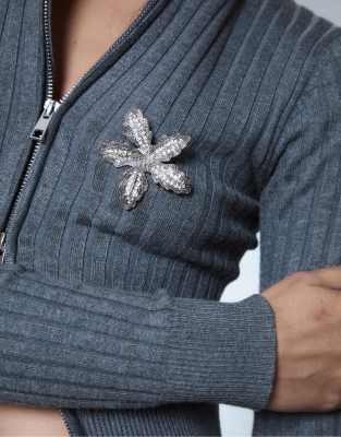 Stradivarius - Blumenbrosche in Grau mit Strassbesatz