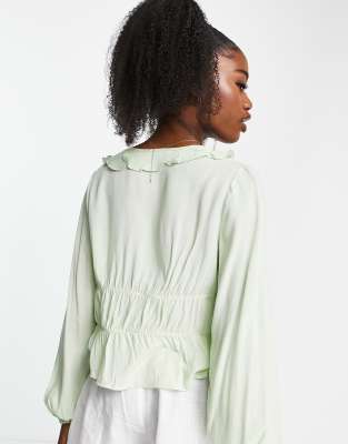 Blusa in tessuto stropicciato con volant color salvia-Verde - Stradivarius Camicia donna  - immagine3