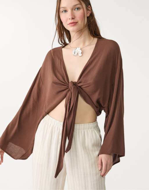 Stradivarius - Blusa taglio corto marrone allacciata sul davanti