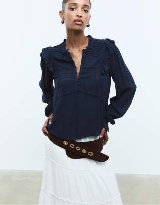 Stradivarius - Bluse in Marineblau mit Rüschen und Knöpfen
