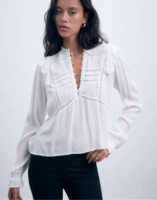 Stradivarius - Bluse in Weiß mit Rüschen und Knöpfen
