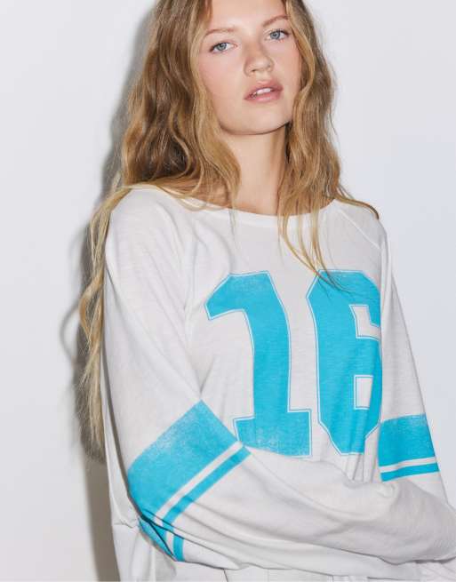 Stradivarius Boat neck long sleeve t-shirt with placement print in ecru, 2 of 5