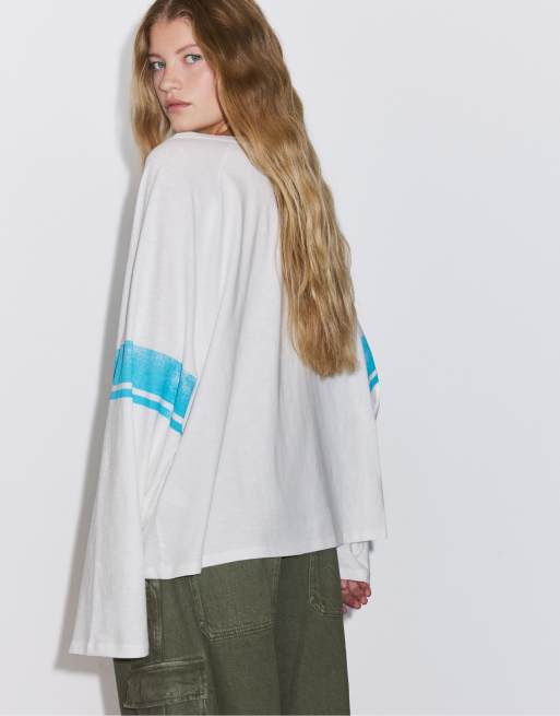 Stradivarius Boat neck long sleeve t-shirt with placement print in ecru, 3 of 5