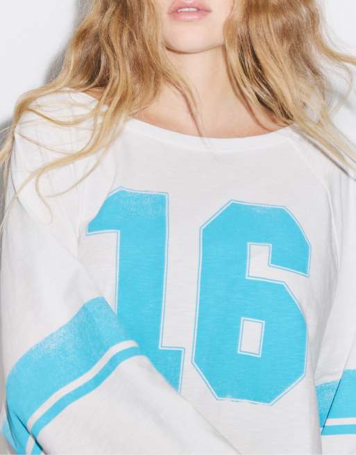 Stradivarius Boat neck long sleeve t-shirt with placement print in ecru, 4 of 5