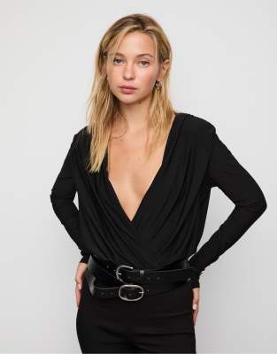 Stradivarius - Body à décolleté plongeant et épaulettes - Noir