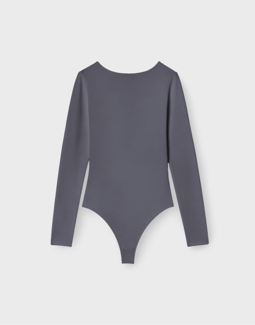 Stradivarius body con scollo a V e arricciatura sotto il seno in grigio scuro, 7 di 7