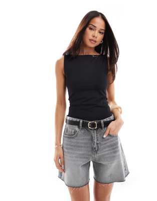 Stradivarius - Body in Schwarz mit U-Boot-Ausschnitt