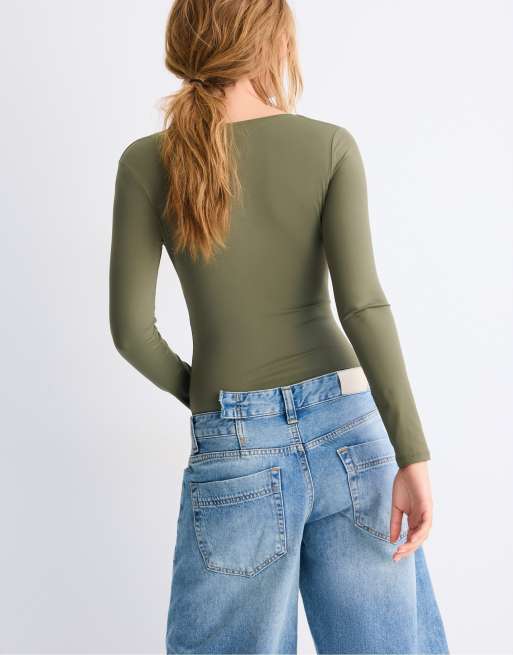 Stradivarius body med v-ringning och rynkning under bysten i khaki, 3 av 7