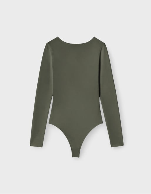 Stradivarius body med v-ringning och rynkning under bysten i khaki, 7 av 7