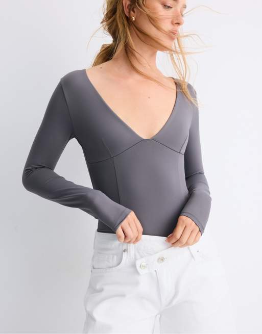 Stradivarius body med v-ringning och rynkning under bysten i mörkgrått, 5 av 7