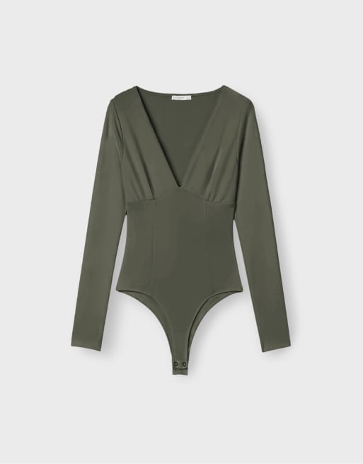 Stradivarius body met V-hals en rimpeling onder de buste in kaki, 6 van 7