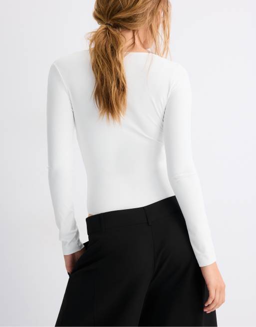 Stradivarius body met V-hals en rimpeling onder de buste in vanille, 3 van 7