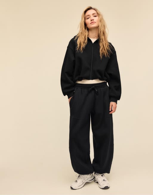 Stradivarius – Bomber-Sweatshirt in Schwarz mit Kapuze und Print, 2 von 3
