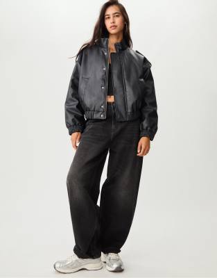 Stradivarius - Bomberjacke aus Kunstleder in Schwarz
