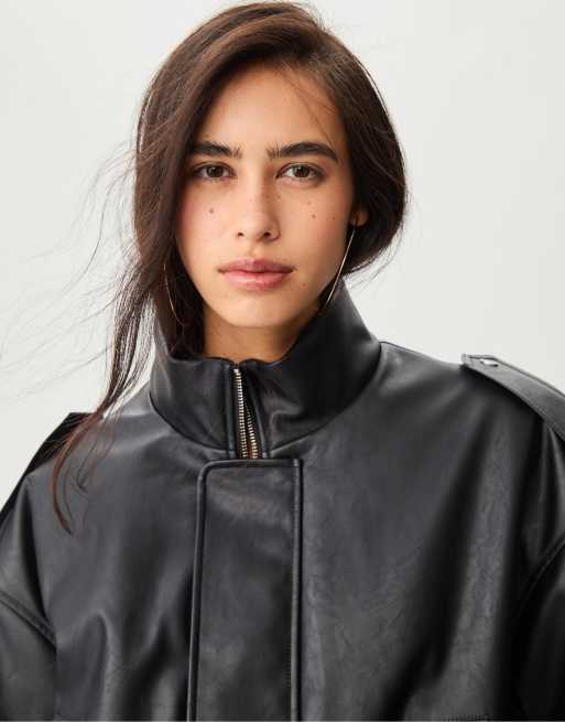 Stradivarius – Bomberjacke aus Kunstleder in Schwarz, 2 von 4