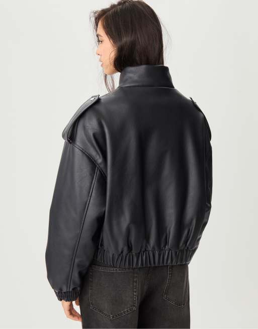 Stradivarius – Bomberjacke aus Kunstleder in Schwarz, 3 von 4