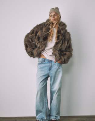 Stradivarius - Bomberjacke aus Kunstpelz in Beige-Neutral