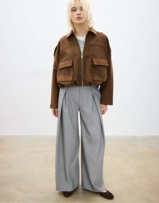 Stradivarius - Bomberjacke aus Wildlederimitat in Braun-Brown