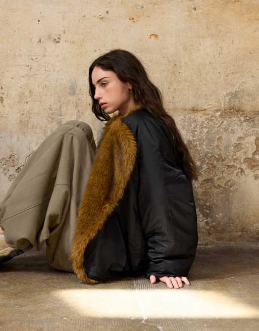 Stradivarius Bomberjacke mit Faux-Fur-Revers in Schwarz, 5 von 7