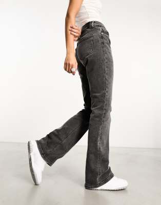 Stradivarius - Bootcut-Jeans mit geradem Schnitt in schwarzer Waschung