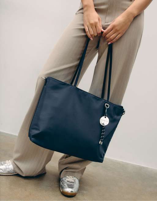 Stradivarius - Borsa shopper blu navy in tessuto con charms, 2 di 4