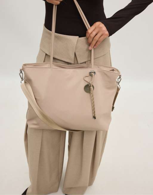 Stradivarius borsa shopper in tessuto con charm color pietra, 3 di 4